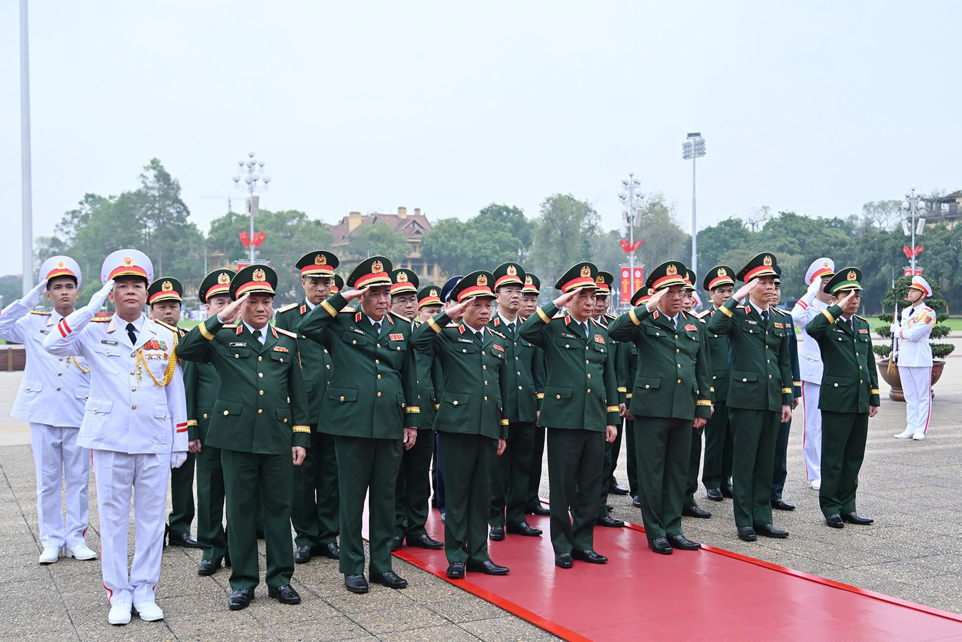 Sáng cùng ngày, các đoàn: Quân ủy Trung ương và Bộ Quốc phòng; Đảng ủy Công an Trung ương và Bộ Công an; Thành ủy - HĐND - UBND thành phố Hà Nội, cùng đông đảo cán bộ, nhân dân đã vào Lăng viếng Chủ tịch Hồ Chí Minh và đặt vòng hoa tưởng nhớ, tri ân các Anh hùng liệt sĩ.
