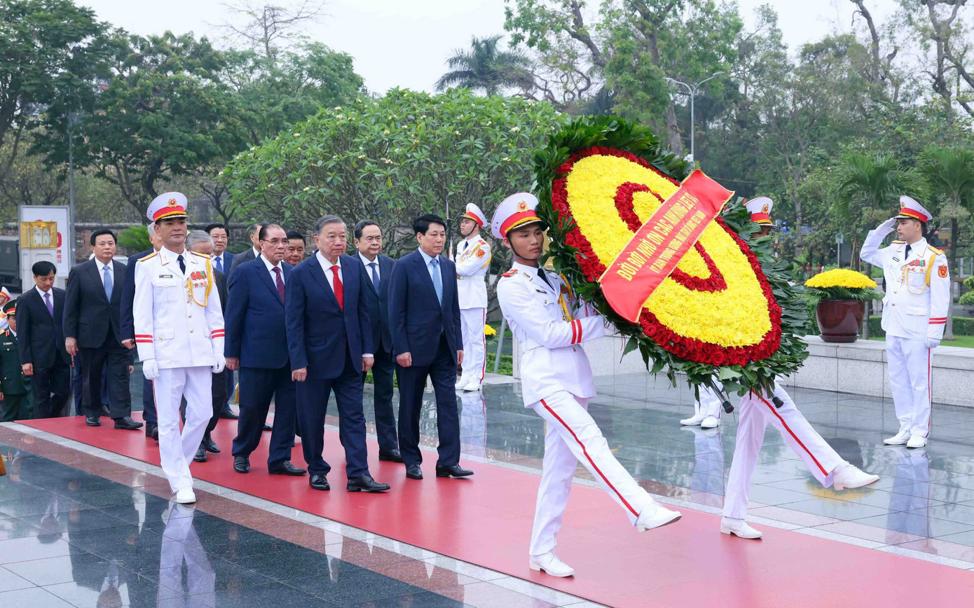Đoàn đại biểu dâng hương, tưởng niệm các Anh hùng liệt sĩ tại Đài Tưởng niệm các Anh hùng liệt sĩ (đường Bắc Sơn).