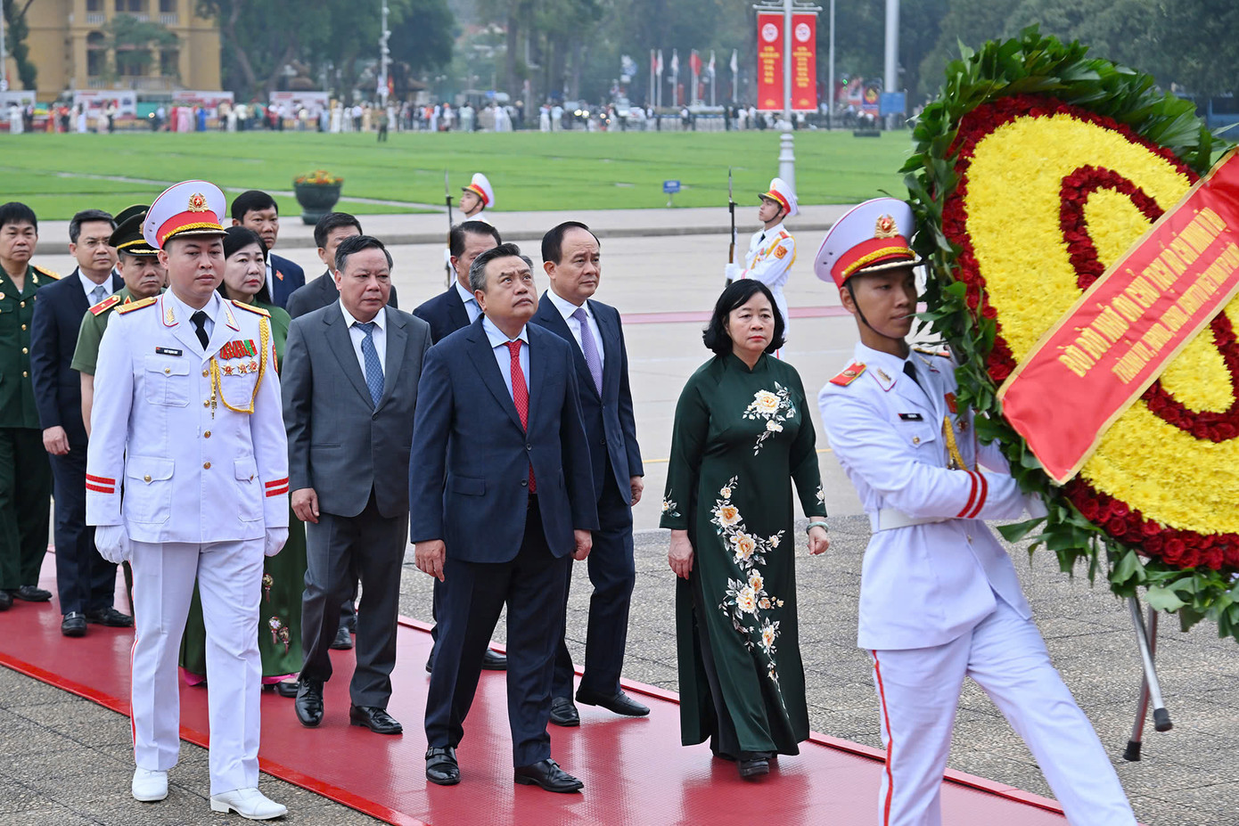 Sáng cùng ngày, các đoàn: Quân ủy Trung ương và Bộ Quốc phòng; Đảng ủy Công an Trung ương và Bộ Công an; Thành ủy - HĐND - UBND thành phố Hà Nội, cùng đông đảo cán bộ, nhân dân đã vào Lăng viếng Chủ tịch Hồ Chí Minh và đặt vòng hoa tưởng nhớ, tri ân các Anh hùng liệt sĩ.