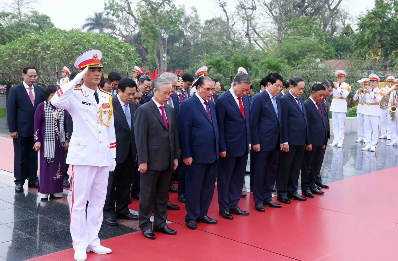 Đoàn đại biểu dâng hương, tưởng niệm các Anh hùng liệt sĩ tại Đài Tưởng niệm các Anh hùng liệt sĩ (đường Bắc Sơn).