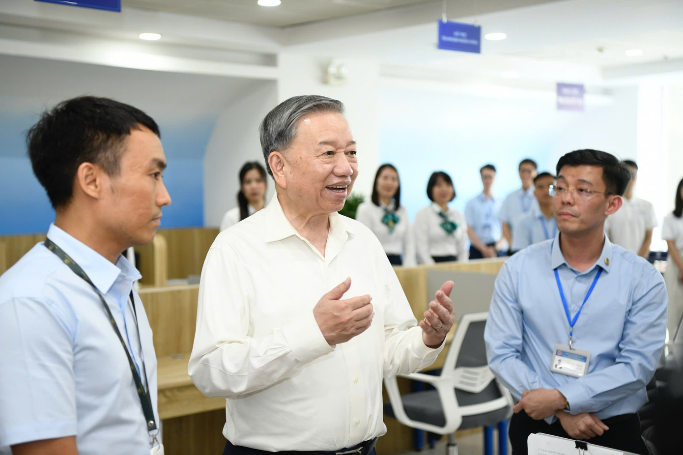 Tổng Bí thư Tô Lâm nghe giới thiệu về Trung tâm phục vụ hành chính công TP Hà Nội, trao đổi, động viên cán bộ, công chức của trung tâm. Ảnh: Như Ý.