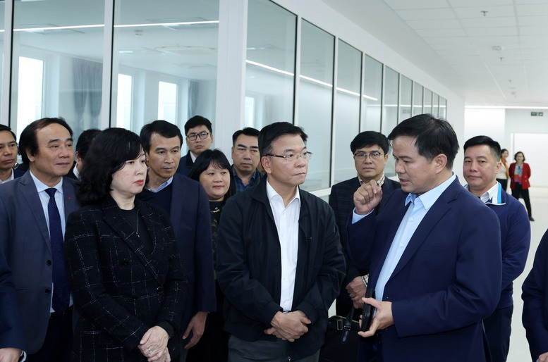 Lãnh đạo Bệnh viện Bạch Mai báo cáo với Phó Thủ tướng Lê Thành Long. Ảnh: VGP. Lãnh đạo Bệnh viện Bạch Mai báo cáo với Phó Thủ tướng Lê Thành Long. Ảnh: VGP.