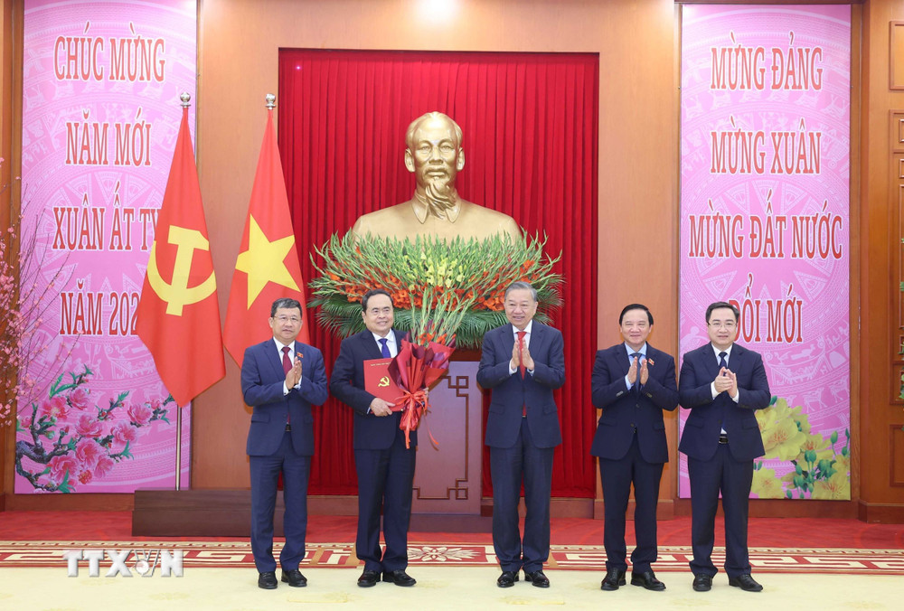 Tổng Bí thư Tô Lâm trao quyết định của Bộ Chính trị về thành lập 4 Đảng bộ trực thuộc Trung ương, ngày 3/2. Ảnh: TTXVN.