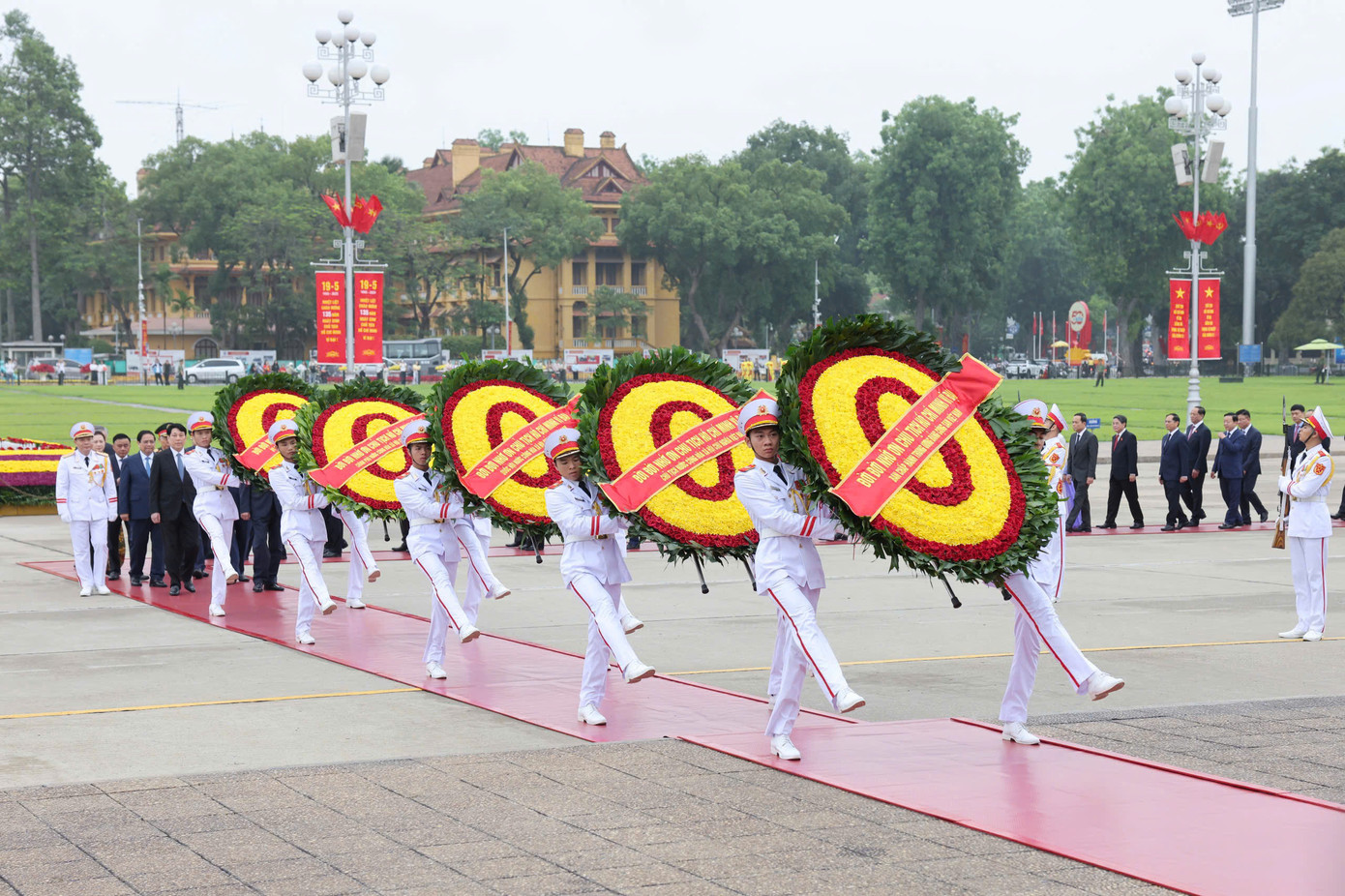 Sáng 19/5, đoàn đại biểu lãnh đạo Đảng, Nhà nước vào Lăng viếng Chủ tịch Hồ Chí Minh. Vòng hoa của đoàn mang dòng chữ "Đời đời nhớ ơn Chủ tịch Hồ Chí Minh vĩ đại".