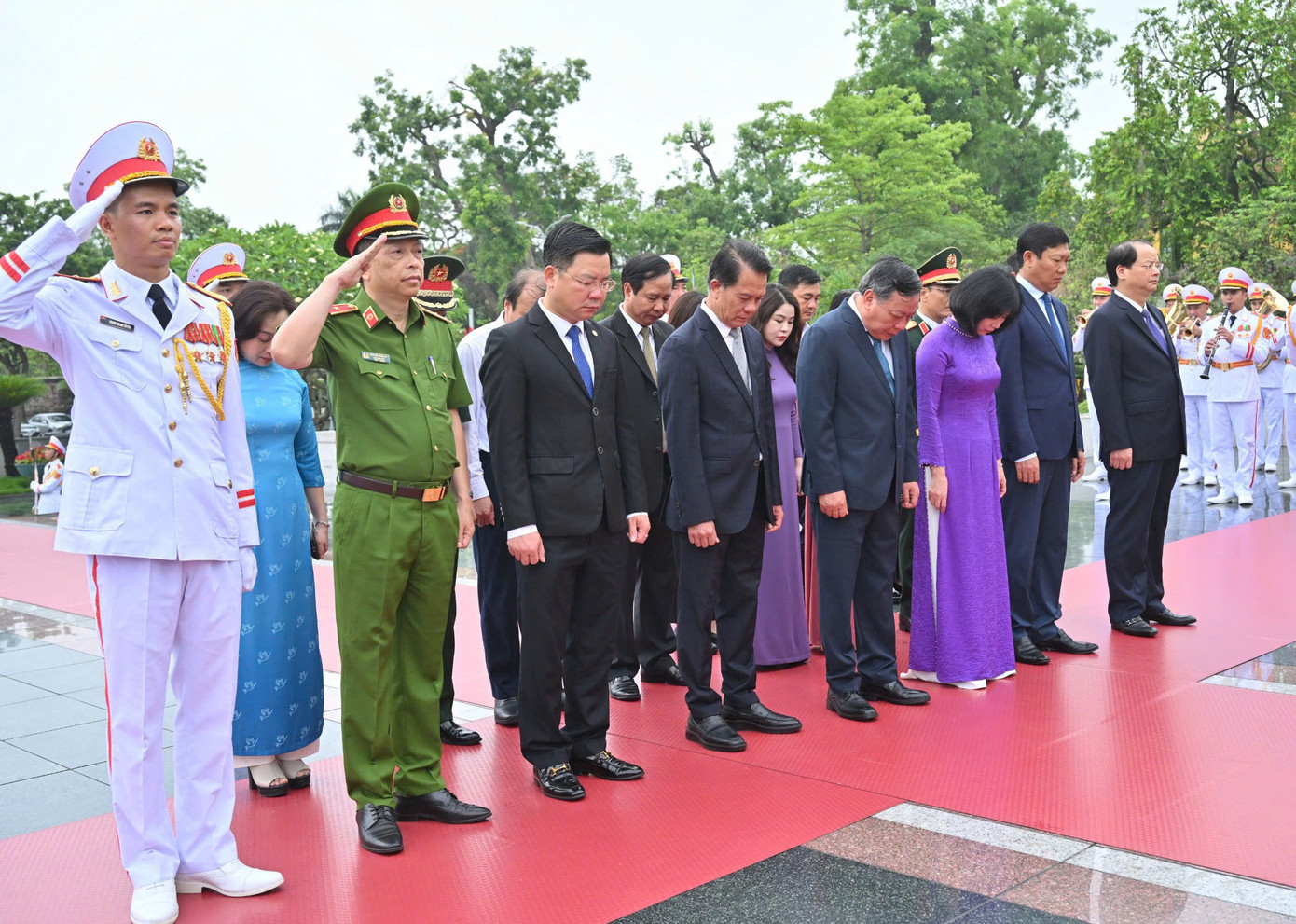 Đoàn đại biểu Quân uỷ Trung ương - Bộ Quốc phòng; Đảng uỷ Công an Trung ương - Bộ Công an; Thành uỷ - HĐND - UBND - Uỷ ban MTTQ Việt Nam thành phố Hà Nội tưởng niệm các anh hùng, liệt sỹ tại Đài tưởng niệm các Anh hùng liệt sĩ trên đường Bắc Sơn.