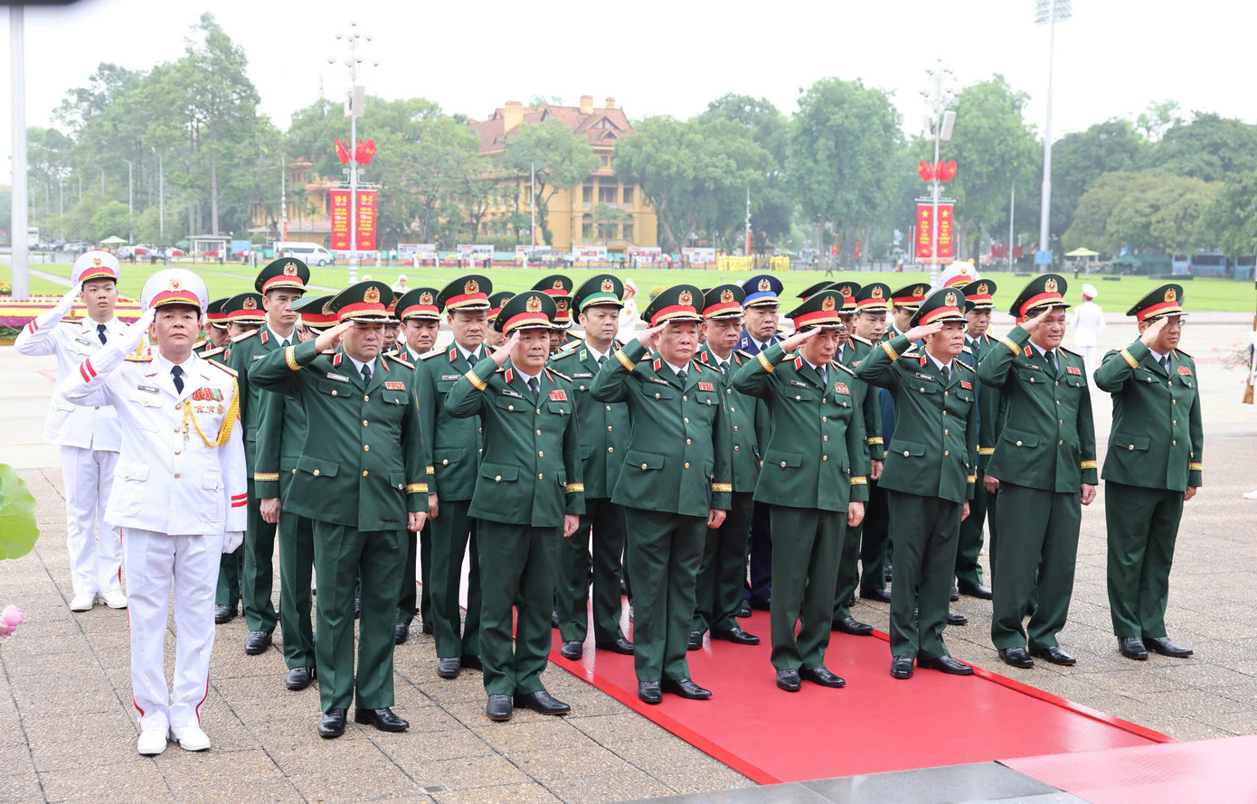 Sáng cùng ngày, nhiều đoàn đại biểu đã vào Lăng viếng Chủ tịch Hồ Chí Minh: Quân uỷ Trung ương - Bộ Quốc Phòng; Đảng uỷ Công an Trung ương - Bộ Công an; Thành uỷ - HĐND - UBND - Uỷ ban MTTQ thành phố Hà Nội...
