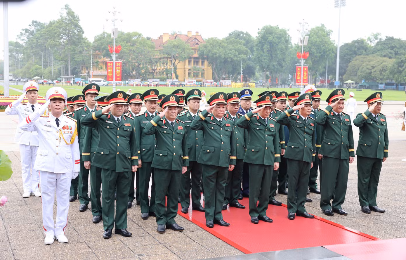 Sáng cùng ngày, nhiều đoàn đại biểu đã vào Lăng viếng Chủ tịch Hồ Chí Minh: Quân uỷ Trung ương - Bộ Quốc Phòng; Đảng uỷ Công an Trung ương - Bộ Công an; Thành uỷ - HĐND - UBND - Uỷ ban MTTQ thành phố Hà Nội...