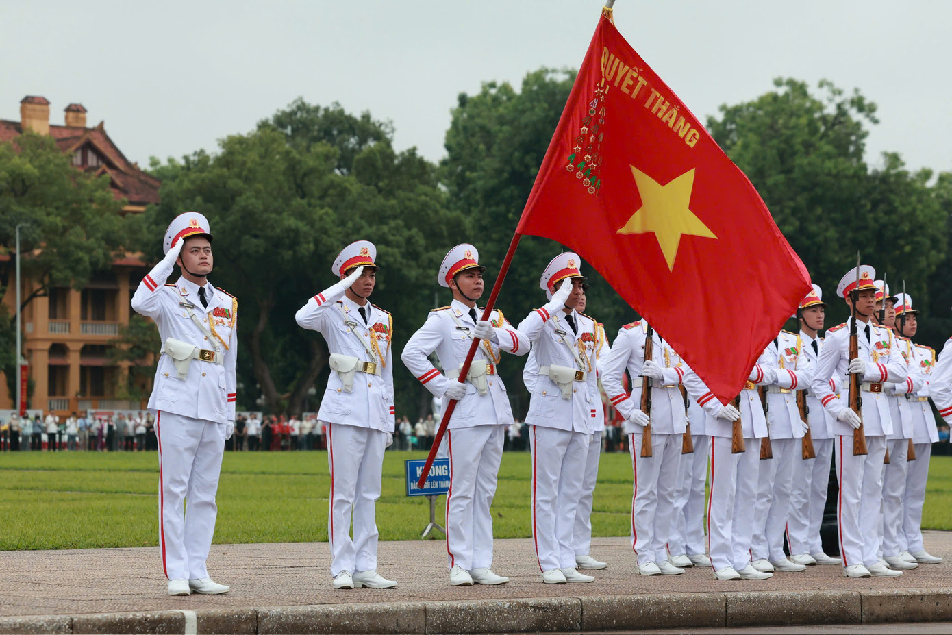 Sáng 19/5, Lễ chào cờ và cử Quốc thiều được tổ chức thiêng liêng, đặc biệt tại Quảng trường Ba Đình lịch sử nhân dịp kỷ niệm 135 năm Ngày sinh Chủ tịch Hồ Chí Minh (19/5/1890 - 19/5/2025).