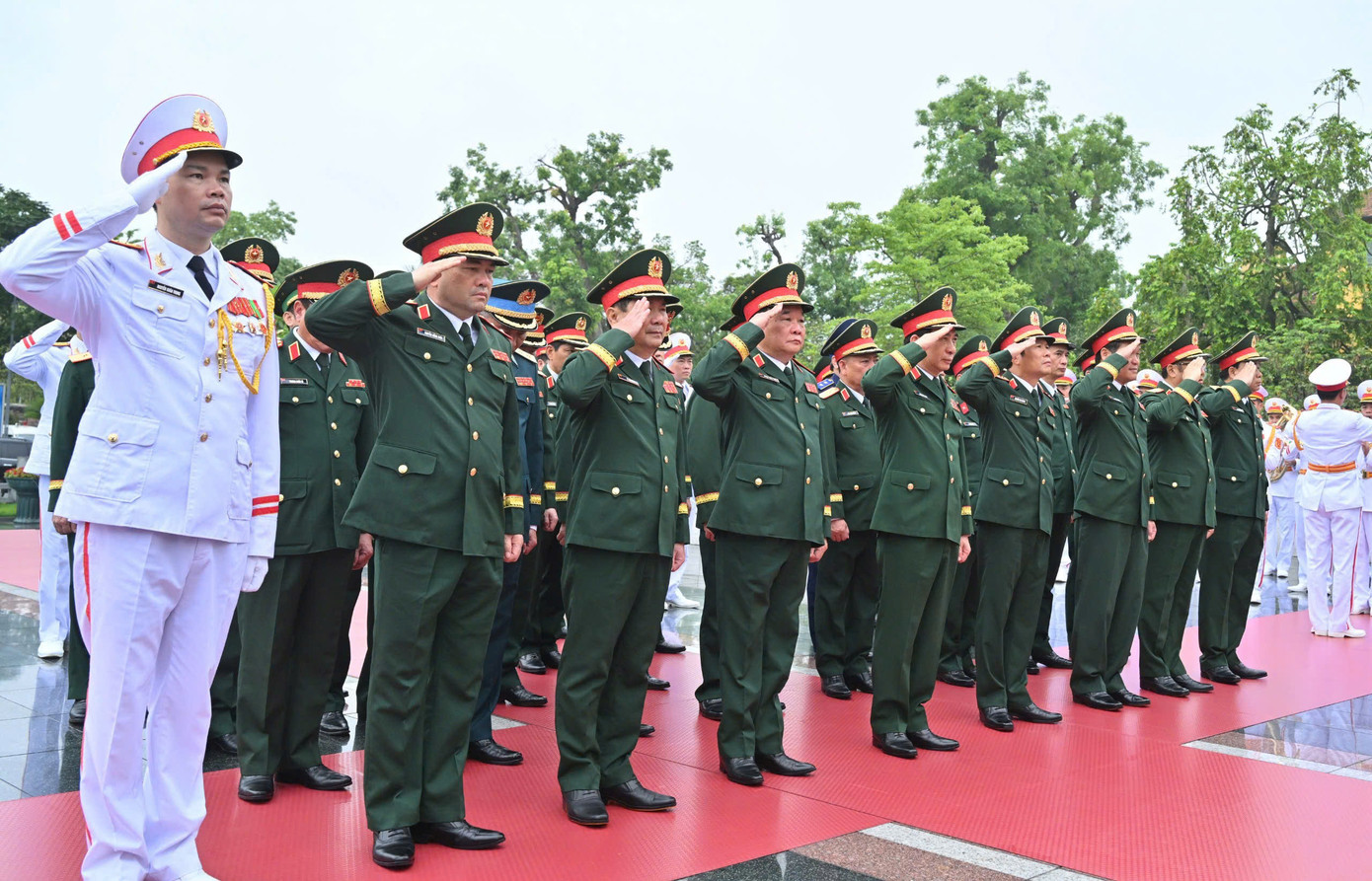 Đoàn đại biểu Quân uỷ Trung ương - Bộ Quốc phòng; Đảng uỷ Công an Trung ương - Bộ Công an; Thành uỷ - HĐND - UBND - Uỷ ban MTTQ Việt Nam thành phố Hà Nội tưởng niệm các anh hùng, liệt sỹ tại Đài tưởng niệm các Anh hùng liệt sĩ trên đường Bắc Sơn.