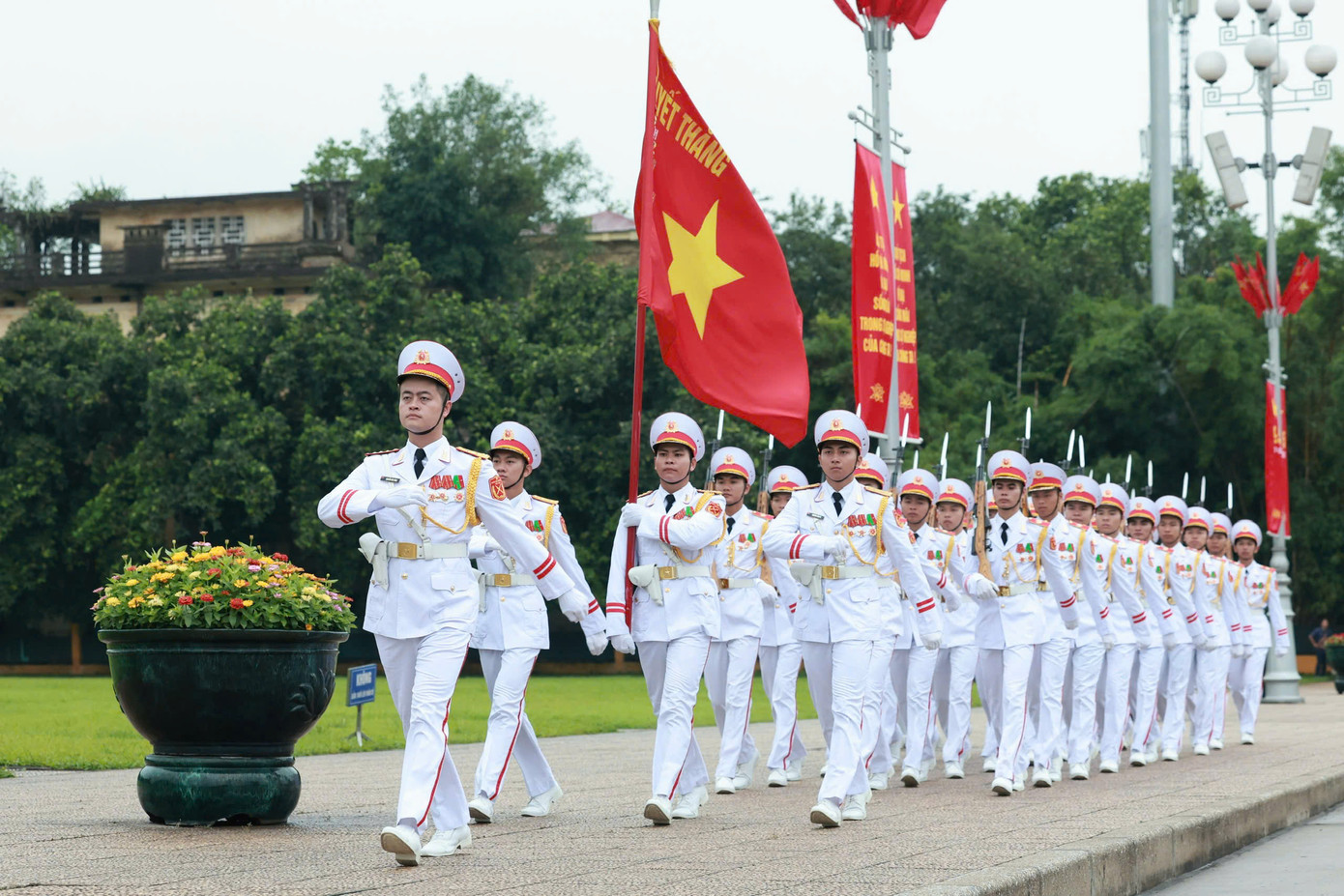 Sáng 19/5, Lễ chào cờ và cử Quốc thiều được tổ chức thiêng liêng, đặc biệt tại Quảng trường Ba Đình lịch sử nhân dịp kỷ niệm 135 năm Ngày sinh Chủ tịch Hồ Chí Minh (19/5/1890 - 19/5/2025).