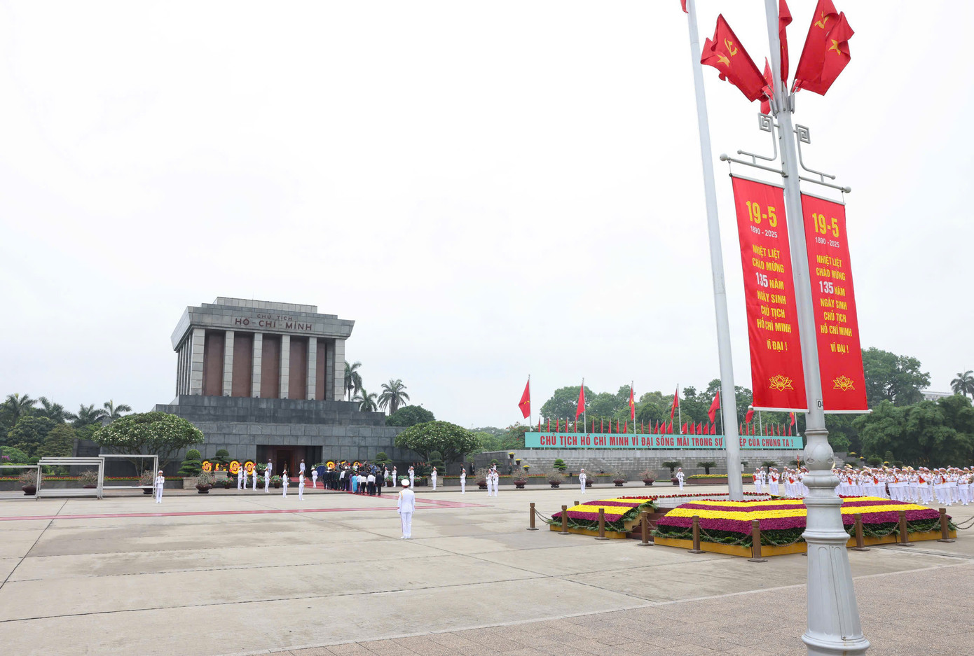 Sáng 19/5, Lễ chào cờ và cử Quốc thiều được tổ chức thiêng liêng, đặc biệt tại Quảng trường Ba Đình lịch sử nhân dịp kỷ niệm 135 năm Ngày sinh Chủ tịch Hồ Chí Minh (19/5/1890 - 19/5/2025).