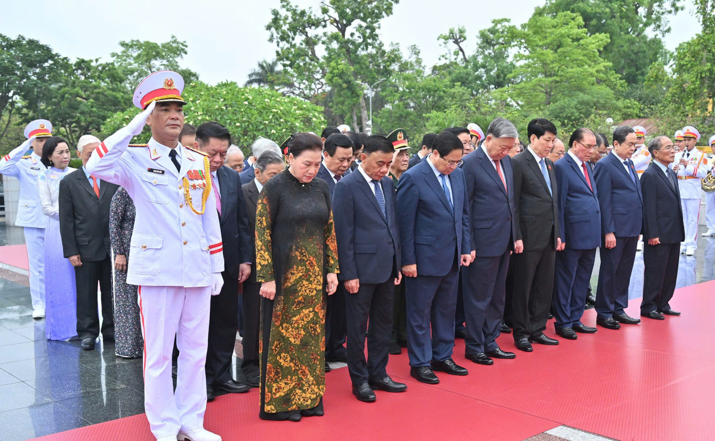 Cũng trong sáng 19/5, đoàn đại biểu lãnh đạo Đảng, Nhà nước đã tới đặt vòng hoa tưởng niệm các anh hùng, liệt sỹ tại Đài tưởng niệm các Anh hùng liệt sĩ trên đường Bắc Sơn.