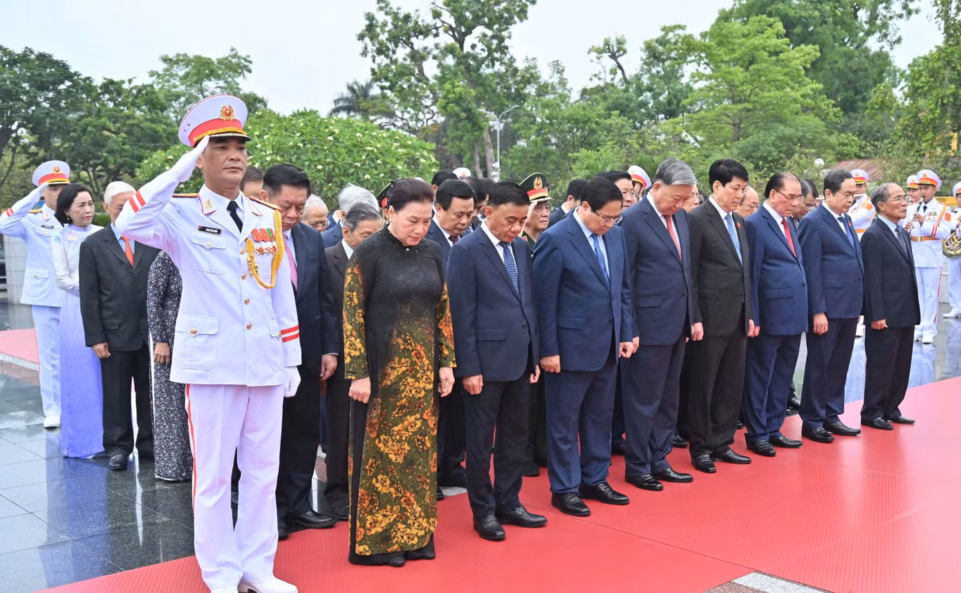 Cũng trong sáng 19/5, đoàn đại biểu lãnh đạo Đảng, Nhà nước đã tới đặt vòng hoa tưởng niệm các anh hùng, liệt sỹ tại Đài tưởng niệm các Anh hùng liệt sĩ trên đường Bắc Sơn.