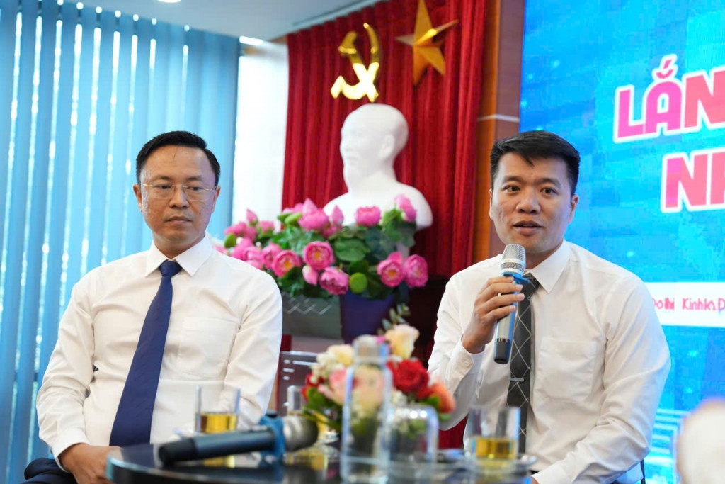 Ông Trịnh Tất Thắng, Trưởng phòng Tái cấu trúc và Tổ chức Bộ phận một cửa (Trung tâm Phục vụ hành chính công TP Hà Nội) trao đổi tại toạ đàm. Ảnh: PV.