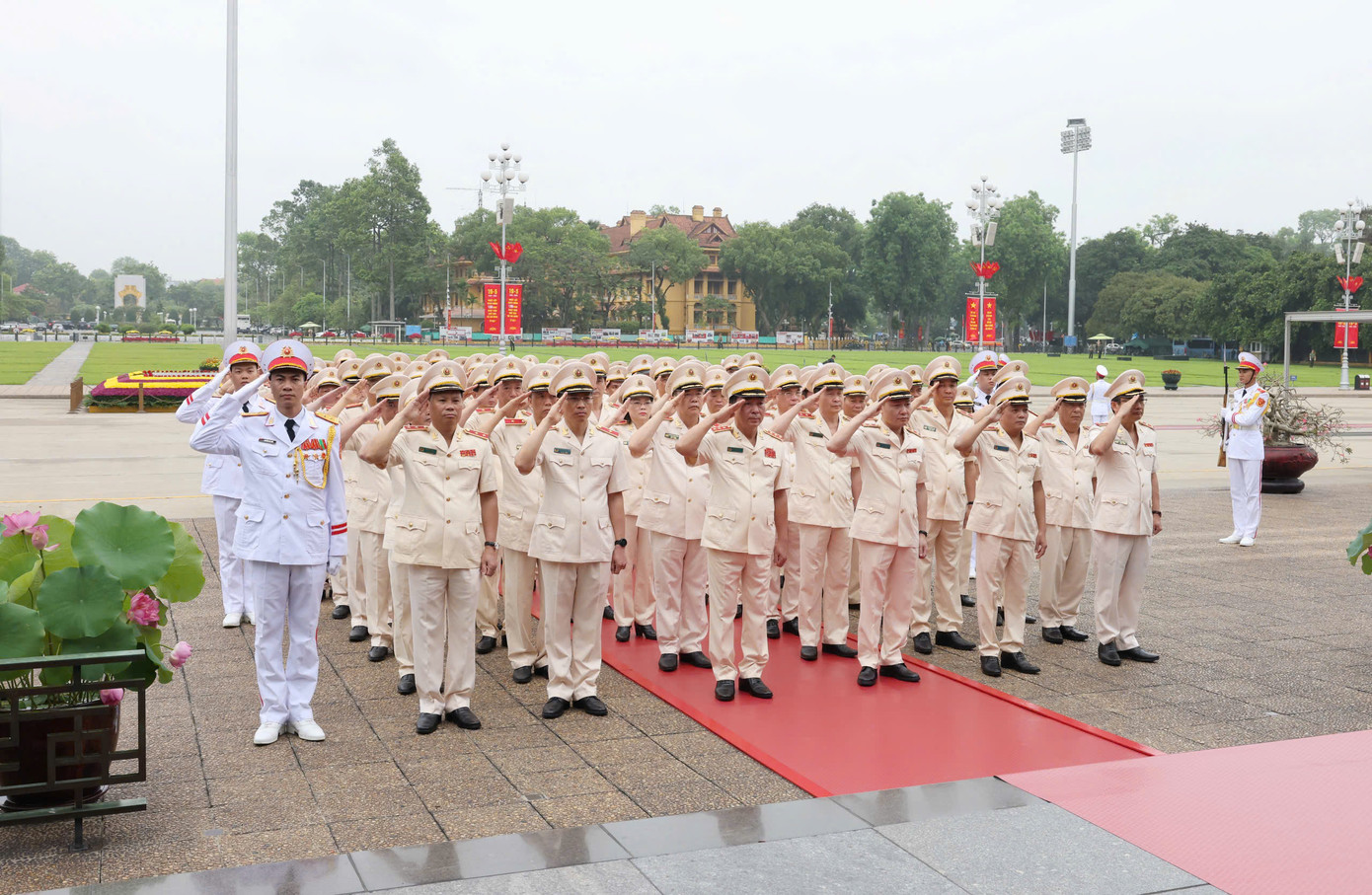 Sáng cùng ngày, nhiều đoàn đại biểu đã vào Lăng viếng Chủ tịch Hồ Chí Minh: Quân uỷ Trung ương - Bộ Quốc Phòng; Đảng uỷ Công an Trung ương - Bộ Công an; Thành uỷ - HĐND - UBND - Uỷ ban MTTQ thành phố Hà Nội...