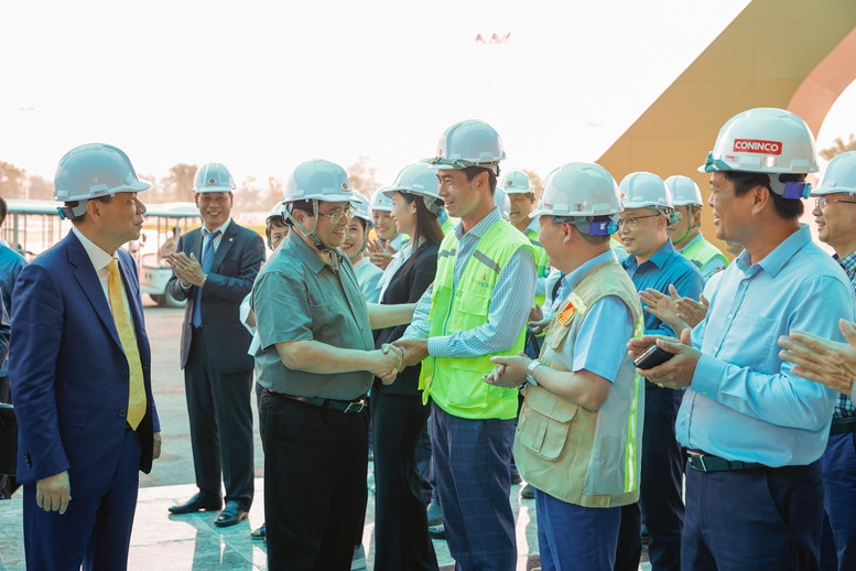 Thủ tướng Chính phủ Phạm Minh Chính động viên cán bộ, công nhân thi công dự án. Ảnh: VGP.