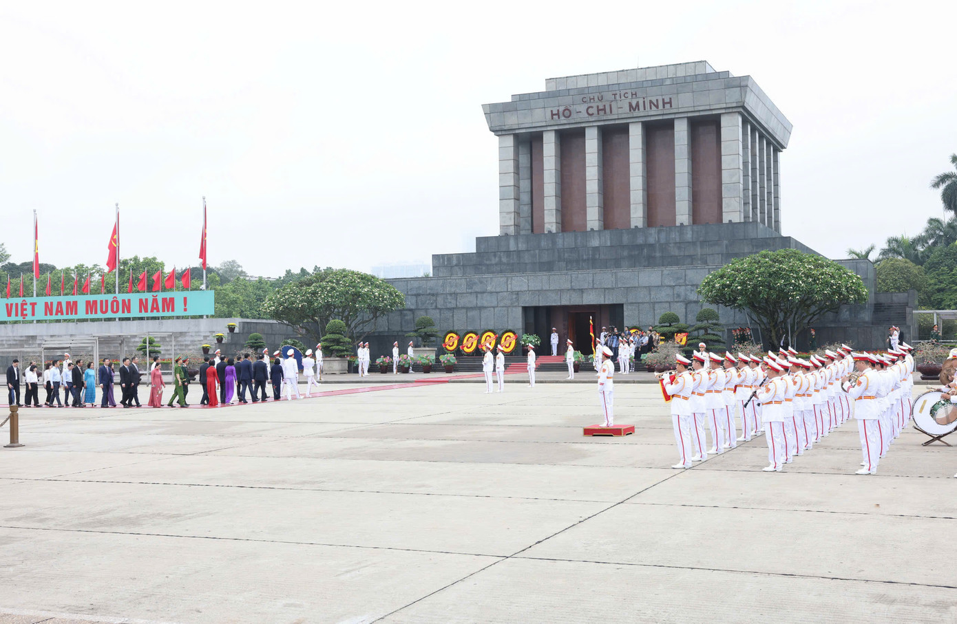 Sáng cùng ngày, nhiều đoàn đại biểu đã vào Lăng viếng Chủ tịch Hồ Chí Minh: Quân uỷ Trung ương - Bộ Quốc Phòng; Đảng uỷ Công an Trung ương - Bộ Công an; Thành uỷ - HĐND - UBND - Uỷ ban MTTQ thành phố Hà Nội...