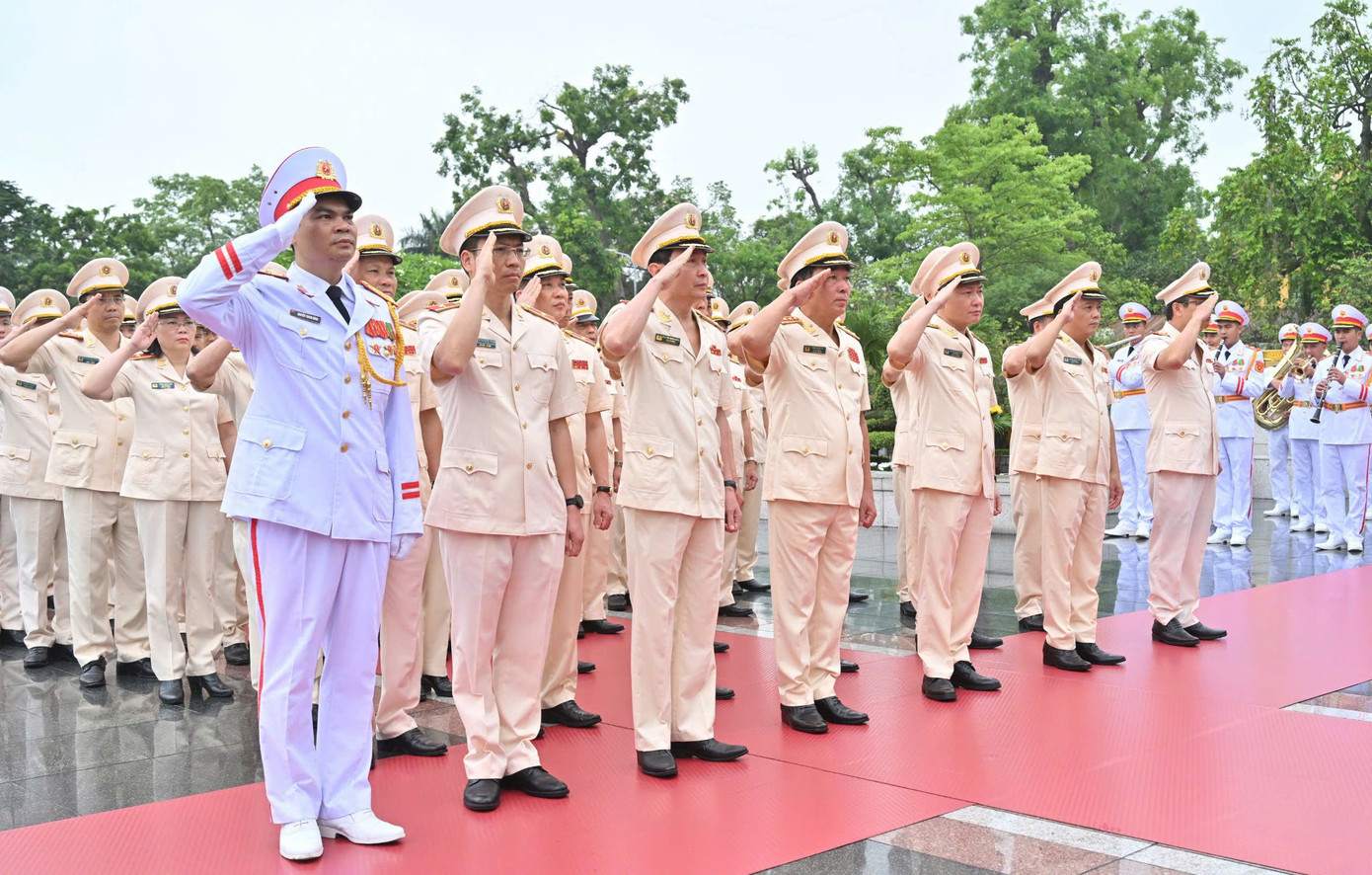 Đoàn đại biểu Quân uỷ Trung ương - Bộ Quốc phòng; Đảng uỷ Công an Trung ương - Bộ Công an; Thành uỷ - HĐND - UBND - Uỷ ban MTTQ Việt Nam thành phố Hà Nội tưởng niệm các anh hùng, liệt sỹ tại Đài tưởng niệm các Anh hùng liệt sĩ trên đường Bắc Sơn.