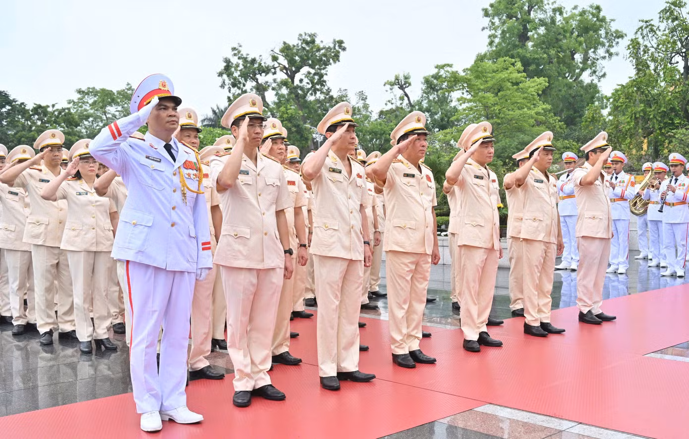 Đoàn đại biểu Quân uỷ Trung ương - Bộ Quốc phòng; Đảng uỷ Công an Trung ương - Bộ Công an; Thành uỷ - HĐND - UBND - Uỷ ban MTTQ Việt Nam thành phố Hà Nội tưởng niệm các anh hùng, liệt sỹ tại Đài tưởng niệm các Anh hùng liệt sĩ trên đường Bắc Sơn.
