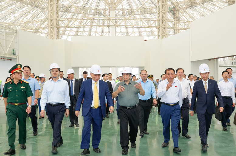 Thủ tướng Phạm Minh Chính, Phó Thủ tướng Mai Văn Chính kiểm tra tiến độ xây dựng Trung tâm Hội chợ Triển lãm Quốc gia tại huyện Đông Anh, thành phố Hà Nội. Ảnh: VGP.