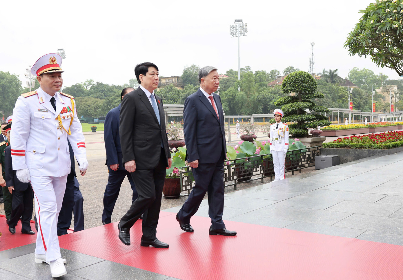 Đoàn đại biểu do Tổng Bí thư Tô Lâm dẫn đầu. Tham gia đoàn có Chủ tịch nước Lương Cường, Thủ tướng Chính phủ Phạm Minh Chính, Chủ tịch Quốc hội Trần Thanh Mẫn, các đồng chí lãnh đạo, nguyên lãnh đạo Đảng, Nhà nước.