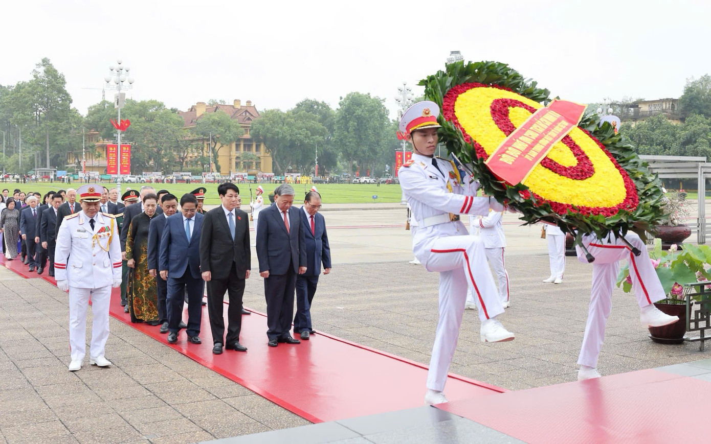 Đoàn đại biểu do Tổng Bí thư Tô Lâm dẫn đầu. Tham gia đoàn có Chủ tịch nước Lương Cường, Thủ tướng Chính phủ Phạm Minh Chính, Chủ tịch Quốc hội Trần Thanh Mẫn, các đồng chí lãnh đạo, nguyên lãnh đạo Đảng, Nhà nước.