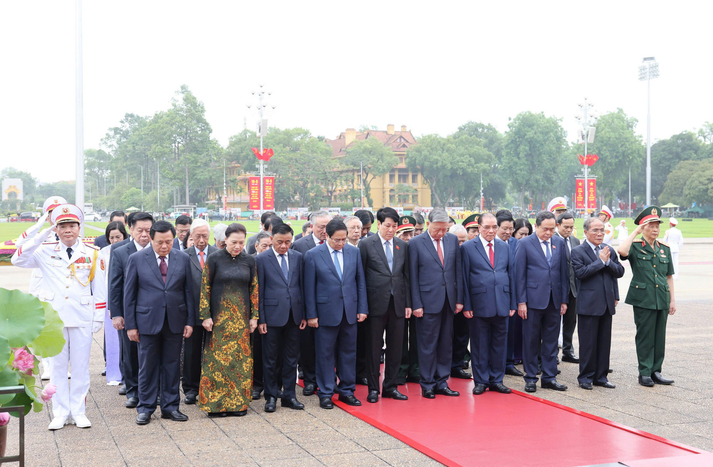 Đoàn đại biểu do Tổng Bí thư Tô Lâm dẫn đầu. Tham gia đoàn có Chủ tịch nước Lương Cường, Thủ tướng Chính phủ Phạm Minh Chính, Chủ tịch Quốc hội Trần Thanh Mẫn, các đồng chí lãnh đạo, nguyên lãnh đạo Đảng, Nhà nước.
