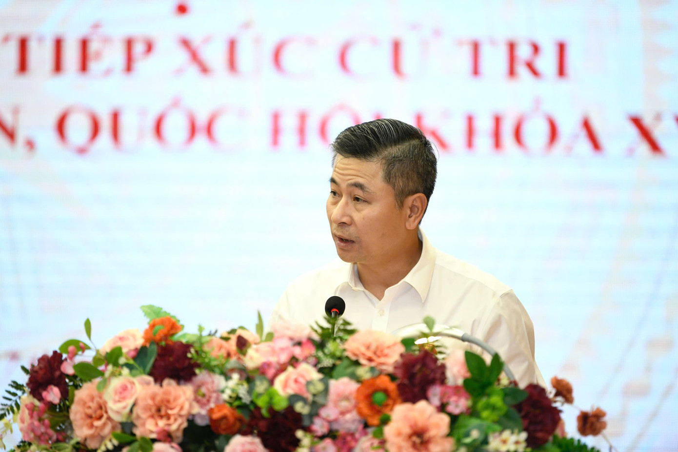 ĐBQH Nguyễn Phi Thường - Giám đốc Sở Xây dựng Hà Nội, báo cáo kết quả giải quyết các kiến nghị của cử tri tại kỳ tiếp xúc trước.