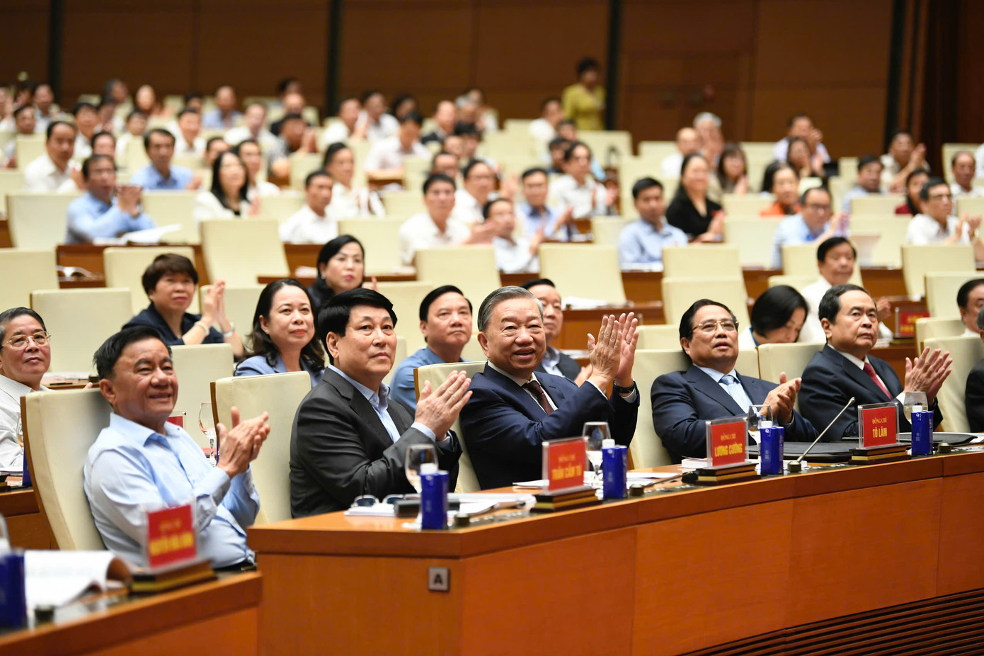 Tổng Bí thư Tô Lâm, Chủ tịch nước Lương Cường, Thủ tướng Chính phủ Phạm Minh Chính, Chủ tịch Quốc hội Trần Thanh Mẫn, Thường trực Ban Bí thư Trần Cẩm Tú và nhiều lãnh đạo, nguyên lãnh đạo Đảng, Nhà nước dự hội nghị.