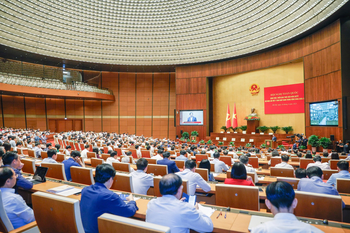 Thủ tướng Chính phủ Phạm Minh Chính trình bày chuyên đề về các dự thảo Văn kiện trình Đại hội XIV của Đảng tại hội nghị.