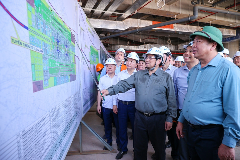 Thủ tướng kiểm tra tiến độ các công trình, dự án quan trọng quốc gia, trọng điểm ngành giao thông vận tải dịp đầu năm mới 2025. Đây là lần thứ 6 Thủ tướng tới công trường sân bay Long Thành trong 3 năm qua. Ảnh: VGP.