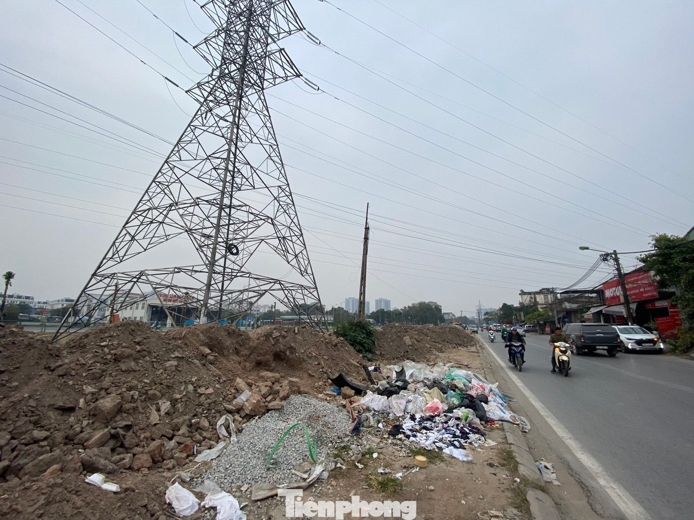 Rác thải, đất tập kết tại công trường thi công đường Tam Trinh (Hoàng Mai, Hà Nội). Đáng chú ý, công trường này không được che chắn, gây phát tán bụi bẩn rất lớn. Ảnh: Trường Phong Rác thải, đất tập kết tại công trường thi công đường Tam Trinh (Hoàng Mai, Hà Nội). Đáng chú ý, công trường này không được che chắn, gây phát tán bụi bẩn rất lớn. Ảnh: Trường Phong