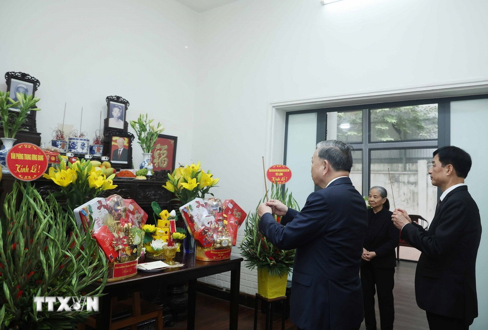 Tổng Bí thư Tô Lâm thắp hương tưởng niệm cố Tổng Bí thư Nguyễn Phú Trọng. Ảnh: TTXVN.