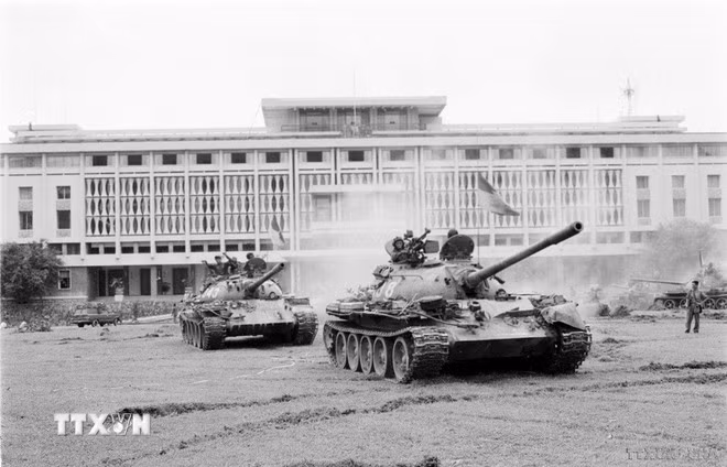 Sáng 30/4/1975, từ khắp mọi hướng, hàng trăm xe tăng, xe thiết giáp cùng bộ binh đồng loạt thẳng tiến Phủ Tổng thống Ngụy quyền Sài Gòn, giải phóng Sài Gòn. Ảnh: Hứa Kiểm/TTXVN. Sáng 30/4/1975, từ khắp mọi hướng, hàng trăm xe tăng, xe thiết giáp cùng bộ binh đồng loạt thẳng tiến Phủ Tổng thống Ngụy quyền Sài Gòn, giải phóng Sài Gòn. Ảnh: Hứa Kiểm/TTXVN.