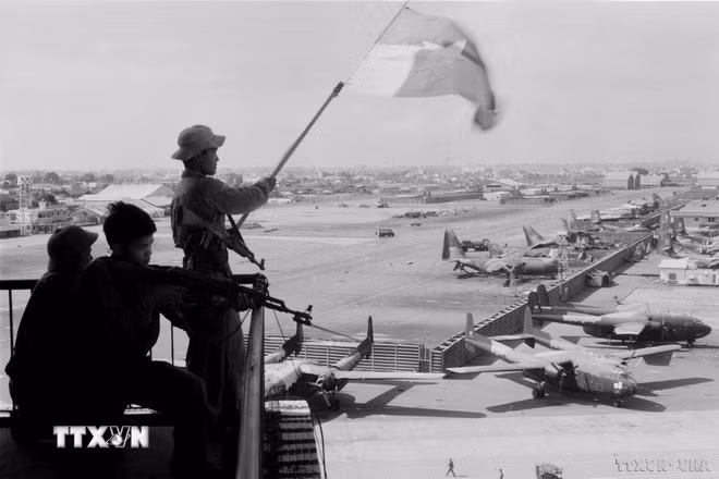Cờ giải phóng tung bay trên sân bay Tân Sơn Nhất, ngày 30/4/1975. Ảnh: Quang Thành/TTXVN. Cờ giải phóng tung bay trên sân bay Tân Sơn Nhất, ngày 30/4/1975. Ảnh: Quang Thành/TTXVN.