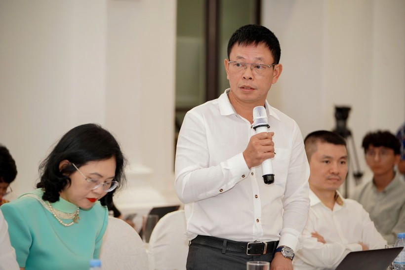 Tổng Biên tập báo Tiền Phong Phùng Công Sưởng phát biểu tại hội thảo.