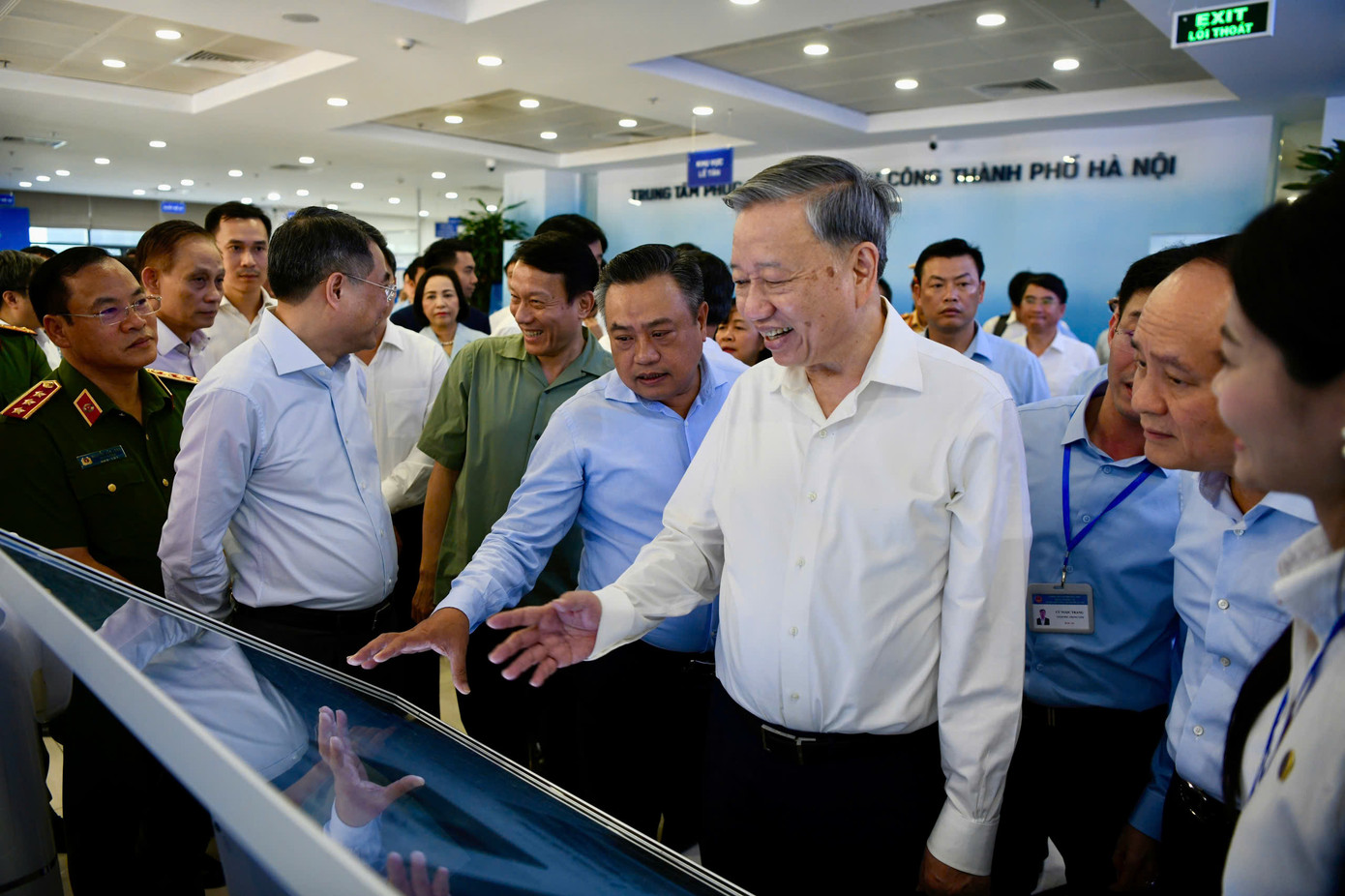 Tổng Bí thư Tô Lâm nghe giới thiệu về Trung tâm phục vụ hành chính công TP Hà Nội, trao đổi, động viên cán bộ, công chức của trung tâm. Ảnh: Như Ý.