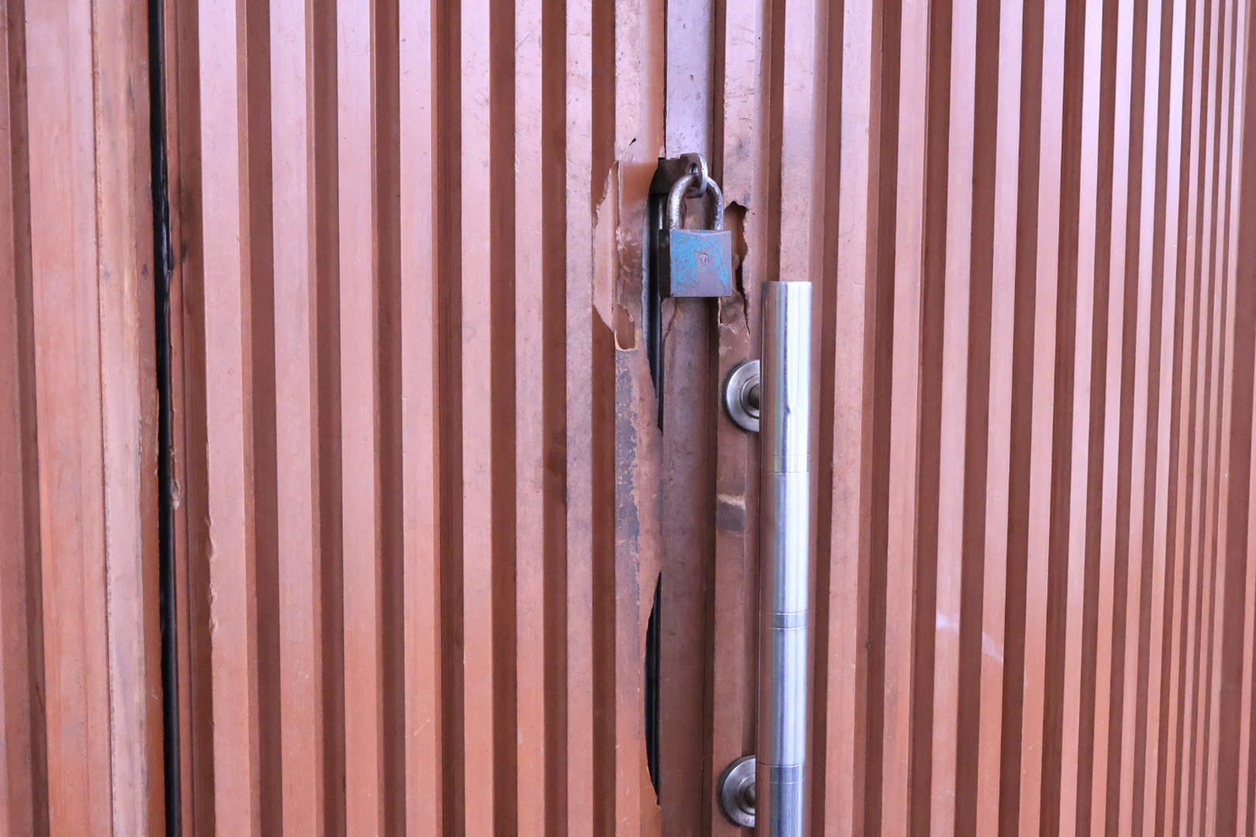 Không hiếm để bắt gặp hình ảnh những nhà vệ sinh công cộng bị bỏ hoang hoặc "cửa đóng then cài" ở Hà Nội. Ảnh: Hồng Ngọc.