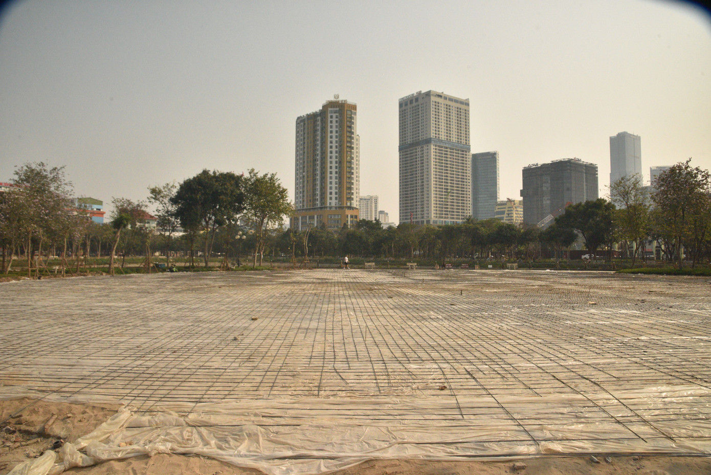 Mặc dù công trình đang triển khai, công trường ngổn ngang...