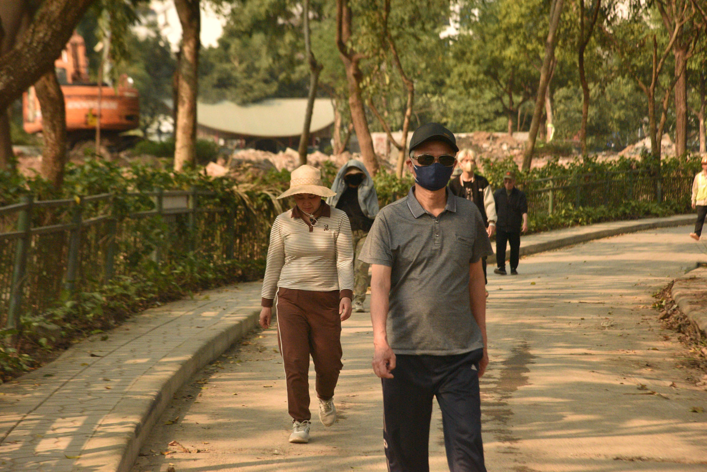 ... nhưng nhiều người dân vẫn vào công viên tập thể dục hằng ngày.