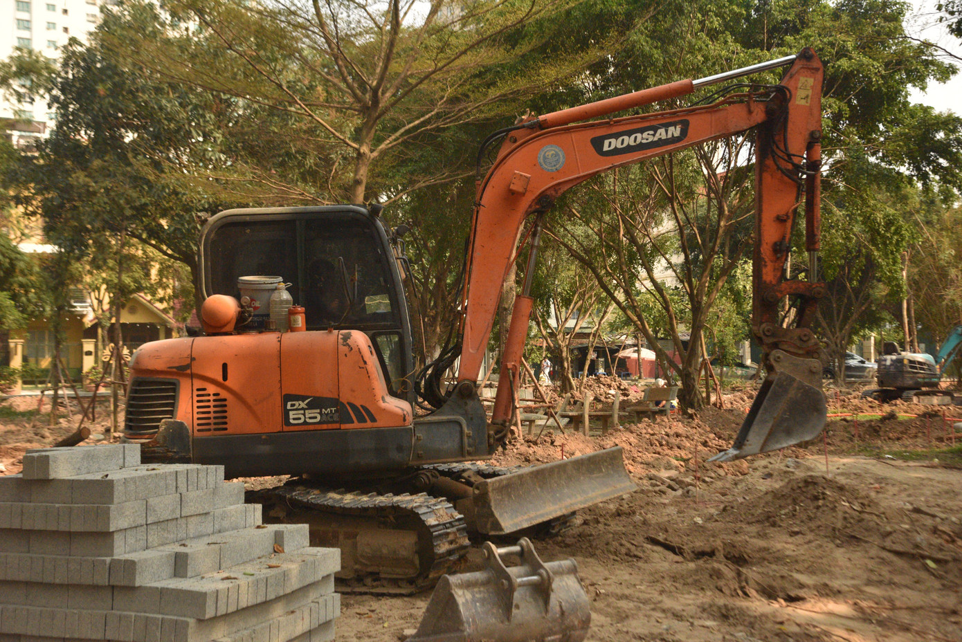 Máy móc được huy động.