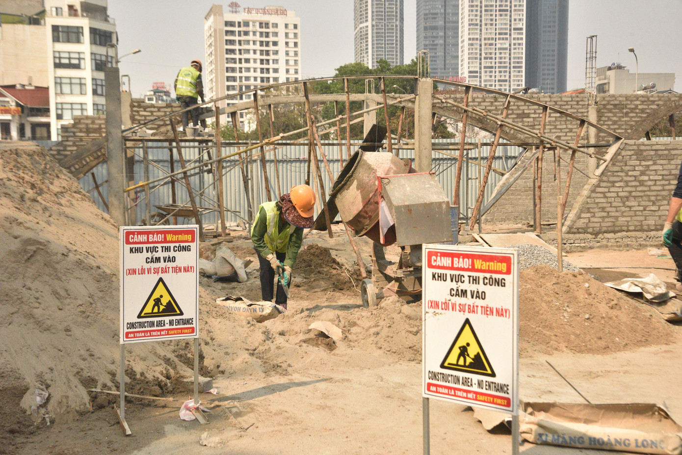 Cổng công viên sẽ được xây mới trụ, ốp đá trang trí và thay thế cánh cổng truyền thống bằng cầu trượt điều khiển điện, tích hợp cảm biến chống kẹt. Đơn vị thi công đã hoàn thành việc hạ rào chắn bao quanh để tạo không gian mở xung quanh công viên. Để đảm bảo an toàn cho người dân vui chơi và sinh hoạt trong công viên, các biển cảnh báo được bố trí ở nhiều khu vực khác nhau.