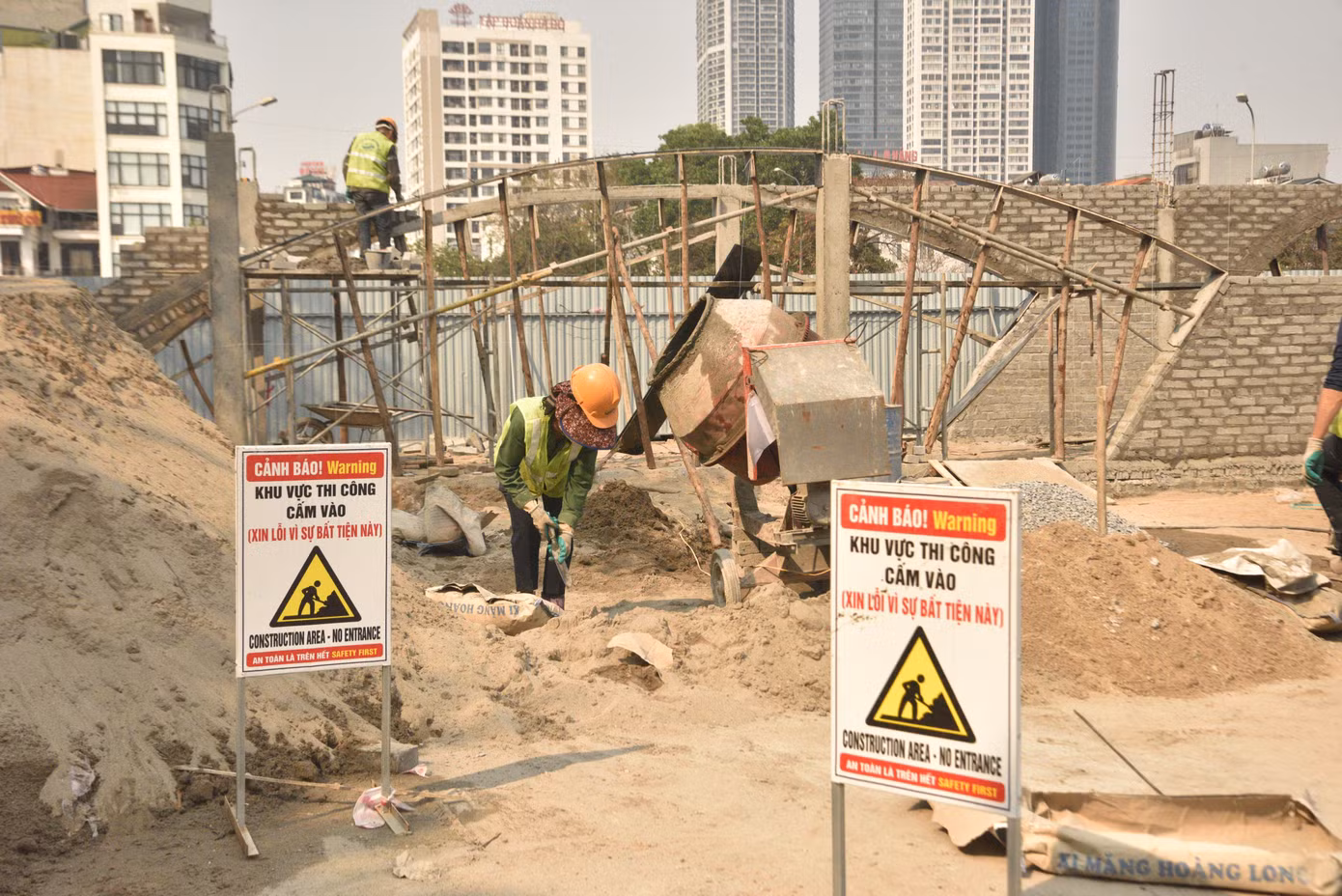 Cổng công viên sẽ được xây mới trụ, ốp đá trang trí và thay thế cánh cổng truyền thống bằng cầu trượt điều khiển điện, tích hợp cảm biến chống kẹt. Đơn vị thi công đã hoàn thành việc hạ rào chắn bao quanh để tạo không gian mở xung quanh công viên. Để đảm bảo an toàn cho người dân vui chơi và sinh hoạt trong công viên, các biển cảnh báo được bố trí ở nhiều khu vực khác nhau.