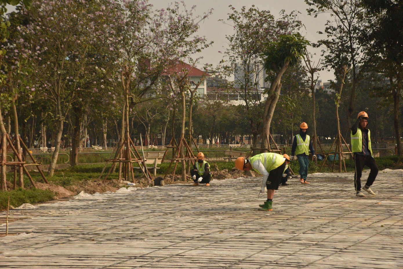 Khu quảng trường trung tâm công viên được nâng cấp với bề mặt bê tông đá mài dày 25mm, mác 100%, phủ lớp sơn tăng cứng chống rêu mốc.
