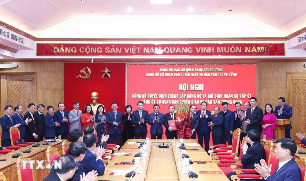 Thường trực Ban Bí thư Trần Cẩm Tú và Trưởng ban Tuyên giáo và Dân vận Trung ương Nguyễn Trọng Nghĩa trao quyết định thành lập Đảng bộ cơ quan Ban Tuyên giáo và Dân vận Trung ương. Ảnh: TTXVN.
