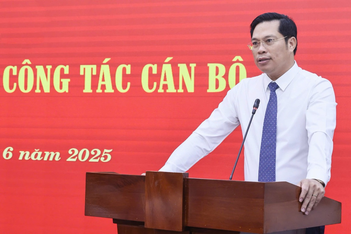 Ông Bùi Duy Đông phát biểu nhận nhiệm vụ. Ảnh: Quang Vinh