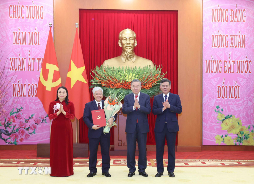 Tổng Bí thư Tô Lâm trao quyết định của Bộ Chính trị về thành lập 4 Đảng bộ trực thuộc Trung ương, ngày 3/2. Ảnh: TTXVN.