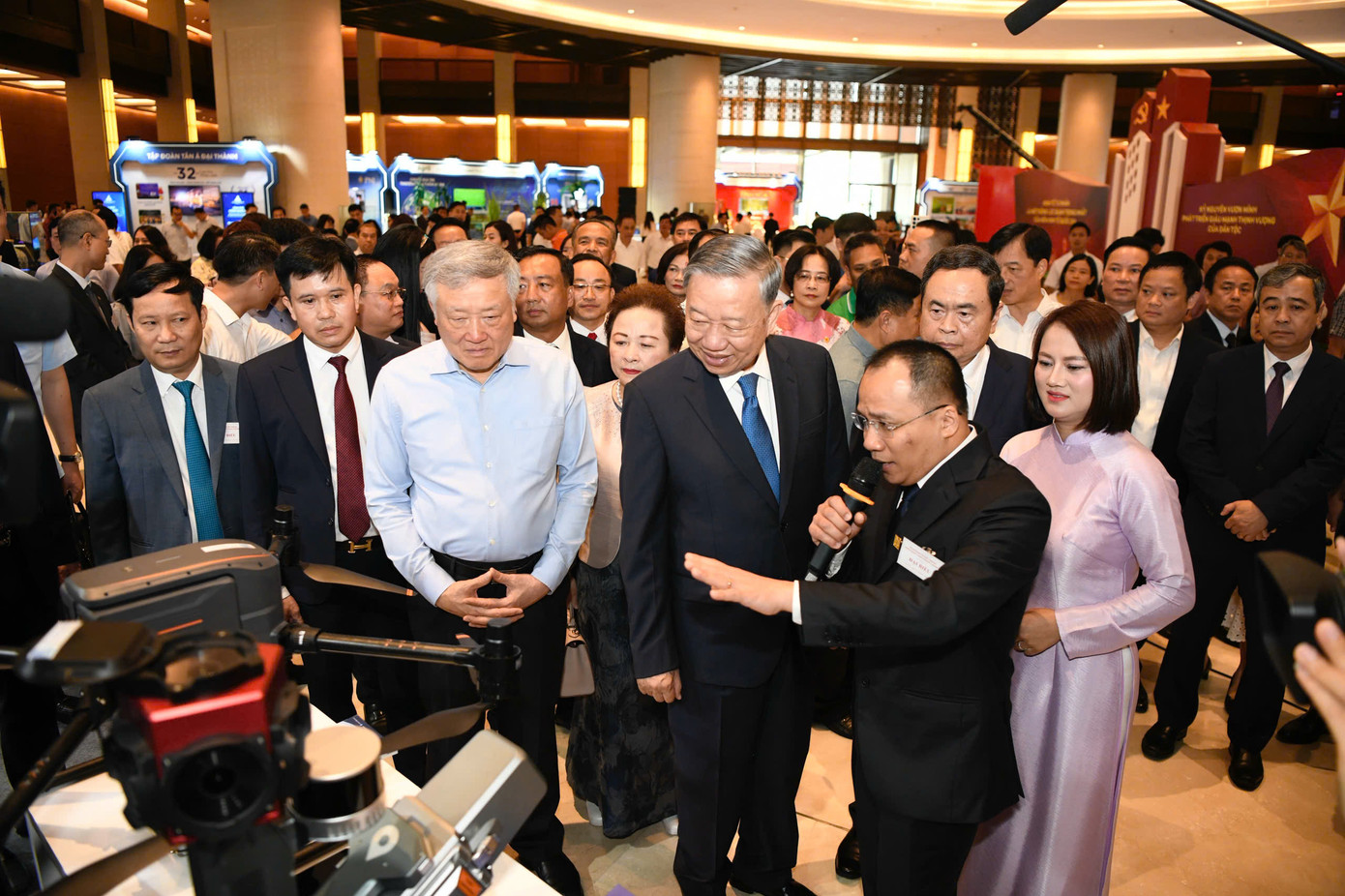 Trước giờ diễn ra hội nghị, Tổng Bí thư Tô Lâm và các đại biểu đã tham quan triển lãm &quot;Những thành tựu trong xây dựng và thực thi pháp luật&quot;; &quot;Những thành tựu trong phát triển kinh tế tư nhân và các gian hàng trưng bày sản phẩm của các doanh nghiệp tư nhân&quot;. Ảnh: Như Ý.