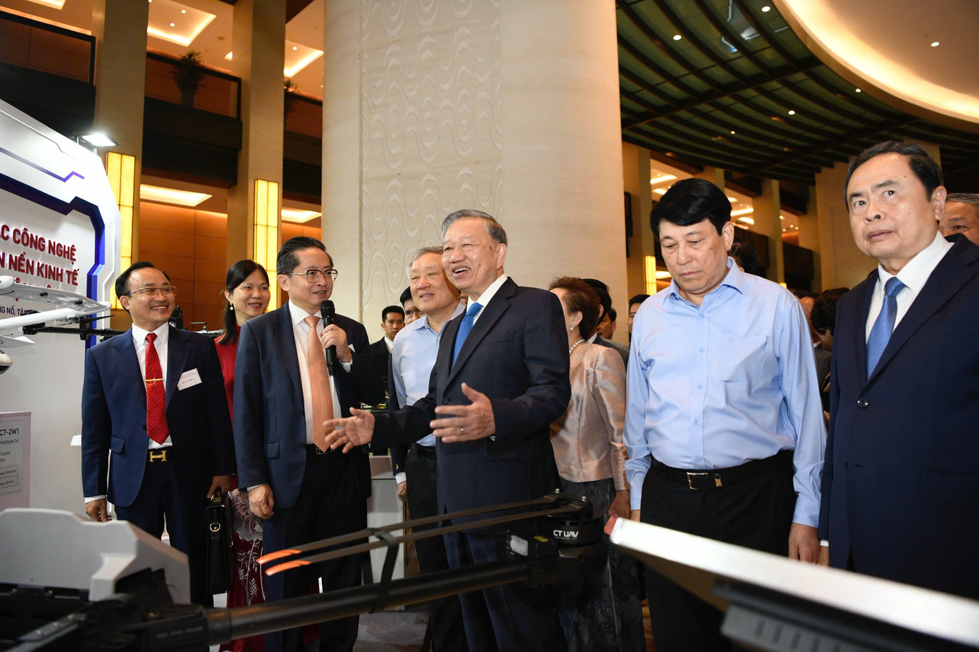 Trước giờ diễn ra hội nghị, Tổng Bí thư Tô Lâm và các đại biểu đã tham quan triển lãm &quot;Những thành tựu trong xây dựng và thực thi pháp luật&quot;; &quot;Những thành tựu trong phát triển kinh tế tư nhân và các gian hàng trưng bày sản phẩm của các doanh nghiệp tư nhân&quot;. Ảnh: Như Ý.