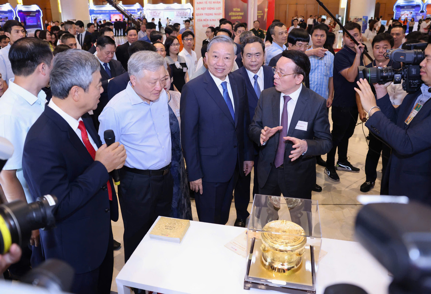 Tổng Bí thư Tô Lâm động viên các doanh nghiệp tư nhân tiếp tục phát triển, đóng góp nhiều hơn nữa cho công cuộc xây dựng và phát triển đất nước trong kỷ nguyên mới. Ảnh: Như Ý.